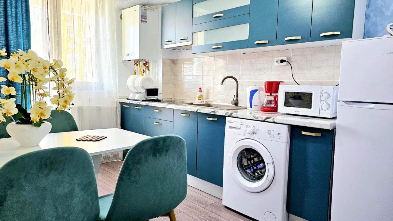 Luxurious Azure Near Mall Apartment