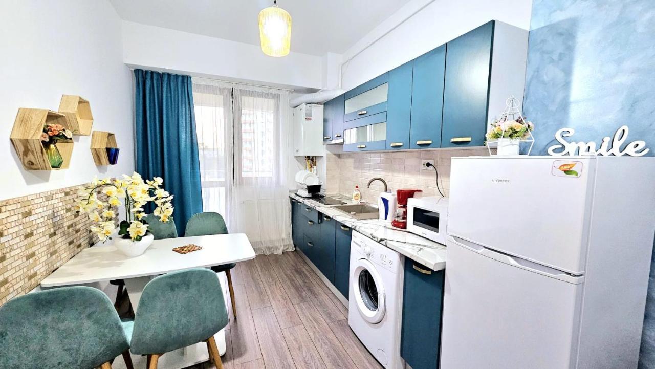 Luxurious Azure Near Mall Apartment