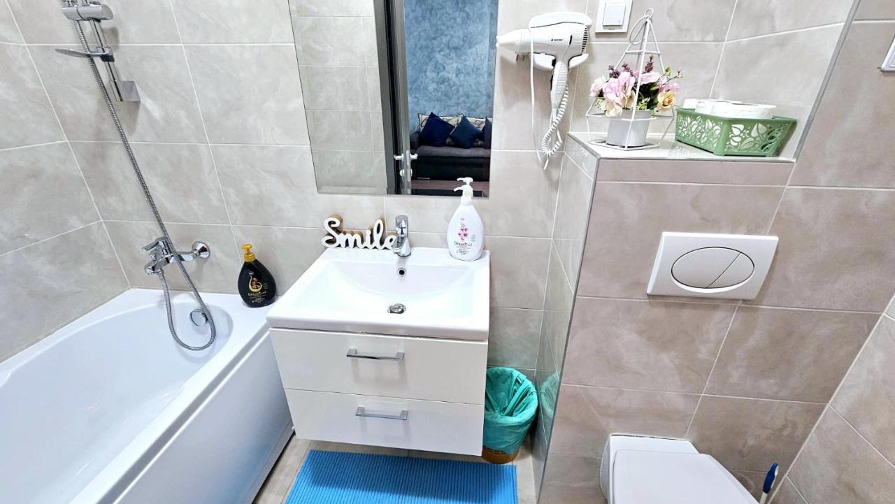 Luxurious Azure Near Mall Apartment